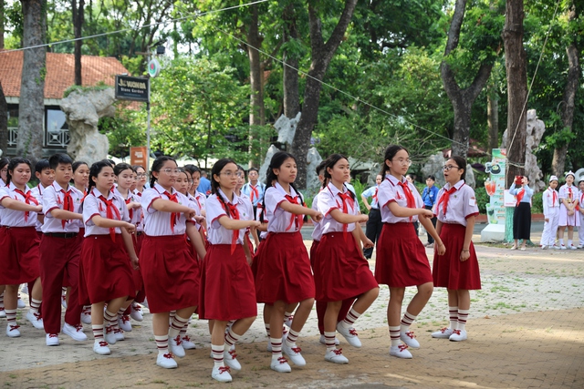 Đội viên thực hiện phần thi đi đều
